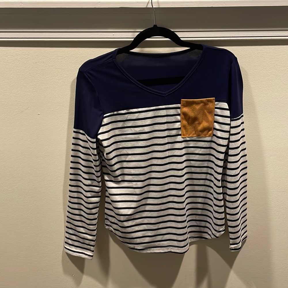 Lightweight long sleeve shirt. Never worn. Size small.